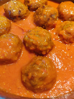 Una foto de Albóndigas rellenas de queso con tomate