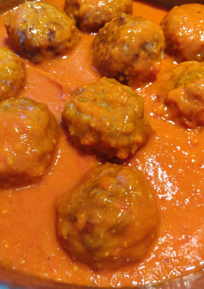 Una foto de Albóndigas rellenas de queso con tomate