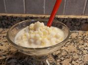 Una foto de mazamorra de maíz con leche