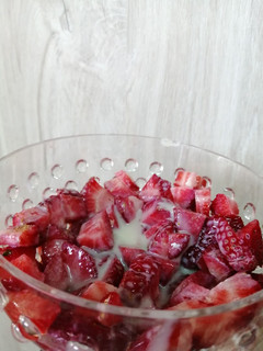 Una foto de Postre de frutillas, leche condensada y canela (individual) 🍓💕