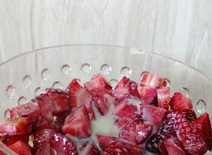 Una foto de Postre de frutillas, leche condensada y canela (individual) 🍓💕