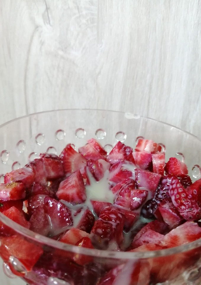 Una foto de Postre de frutillas, leche condensada y canela (individual) 🍓💕