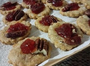 Una foto de Galletitas semi-integrales con dulce y nuez pecan 🌰ヾ⁠(⁠*⁠’⁠Ｏ⁠’⁠*⁠)⁠/