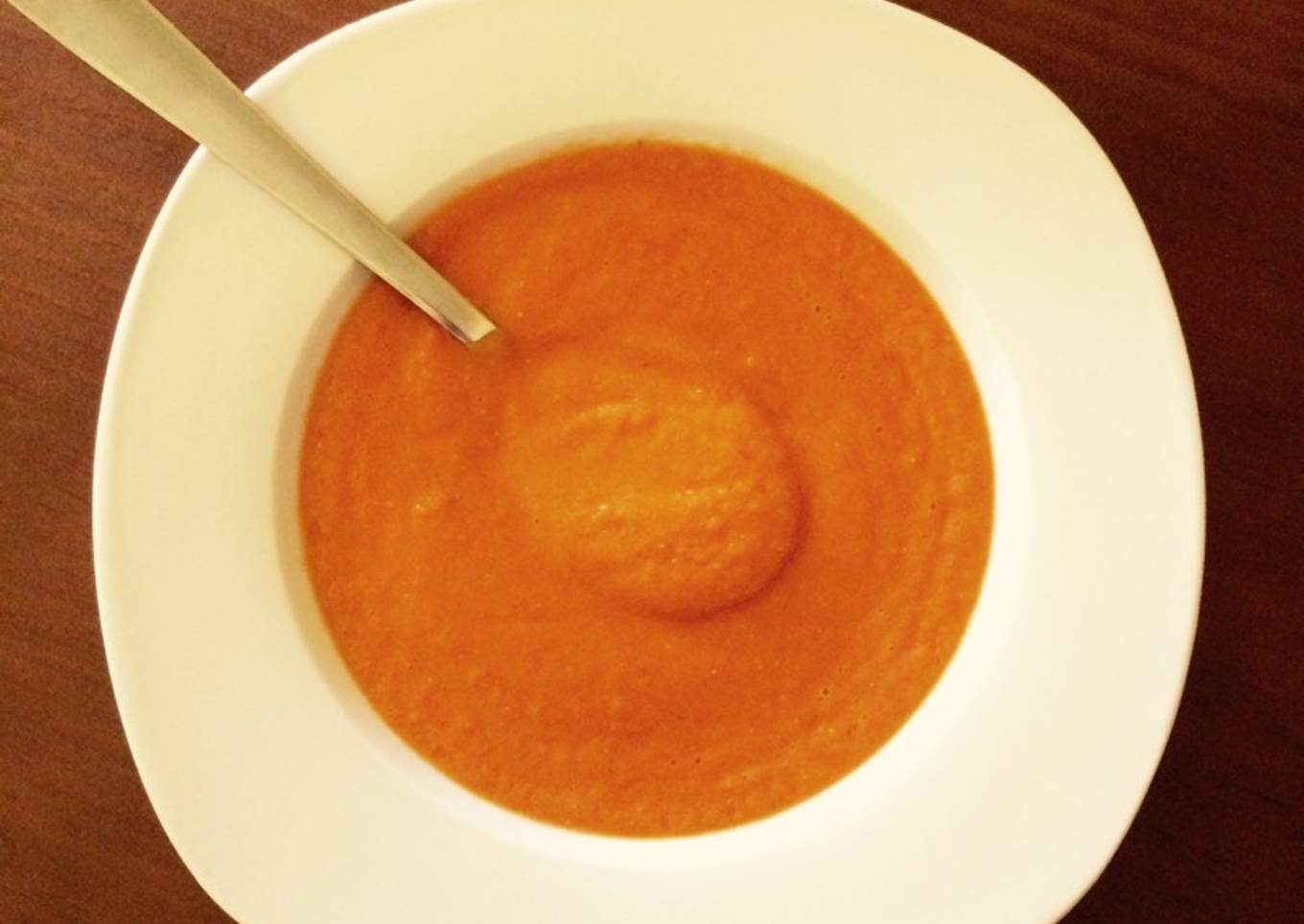 Crema de tomate al toque de albahaca