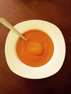 Una foto de Crema de tomate al toque de albahaca