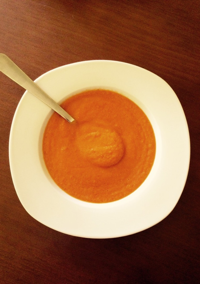 Una foto de Crema de tomate al toque de albahaca