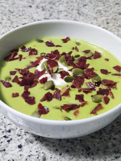 Una foto de Crema de guisantes con crujiente de jamón en Thermomix