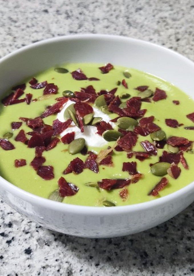 Una foto de Crema de guisantes con crujiente de jamón en Thermomix