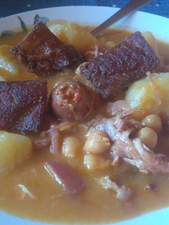 Una foto de 🍁Guiso de Garbanzos con Lacón y Chorizo🍁
