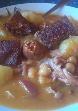 Una foto de 🍁Guiso de Garbanzos con Lacón y Chorizo🍁