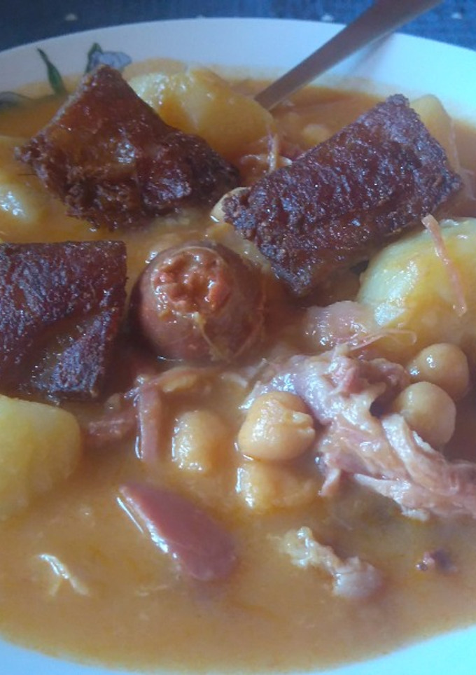 Una foto de 🍁Guiso de Garbanzos con Lacón y Chorizo🍁