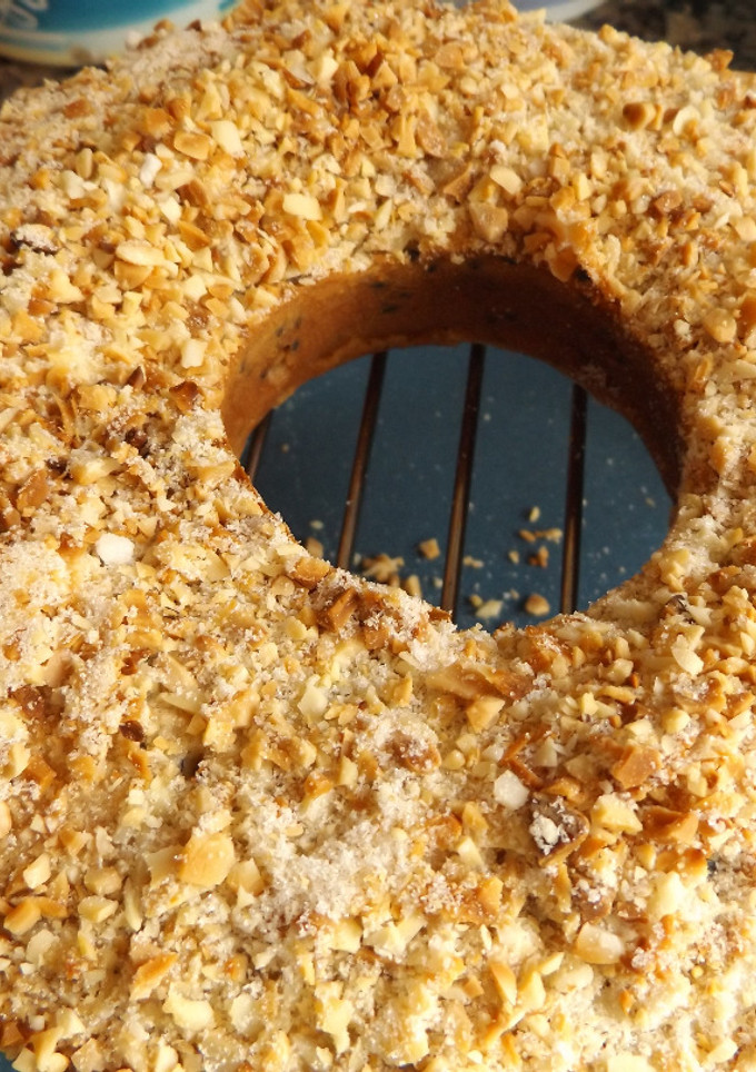 Una foto de Bizcocho de sésamo blanco y negro con crujiente azucarado de frutos secos