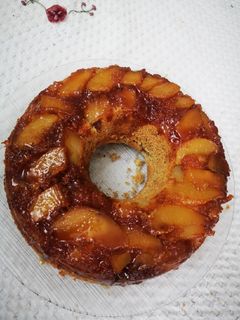 Una foto de Queque de pera volcada