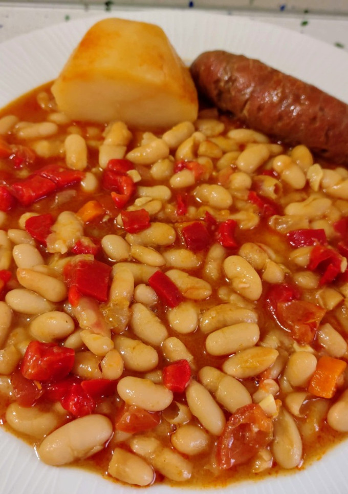 Una foto de Alubias blancas con chorizo ibérico y verduras