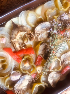 Una foto de Verduras en papillote, con ajos y tomillo fresco