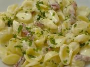 Una foto de pasta carbonara con crema
