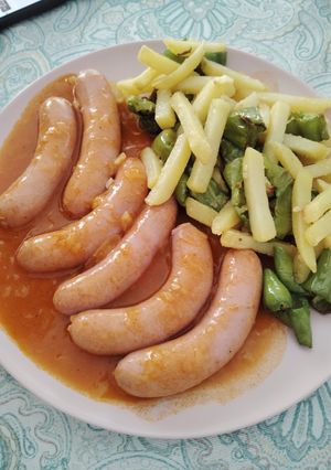 Foto principal de Salchichas en salsa al vino en Thermomix con patatas y pimientos airfryer