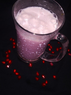 மாதுளம் பழ மில்க் ஷேக் (Maathulampazha milkshake recipe in tamil) செய்முறை முக்கிய புகைப்படம்