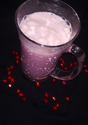 மாதுளம் பழ மில்க் ஷேக் (Maathulampazha milkshake recipe in tamil) செய்முறை முக்கிய புகைப்படம்