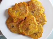 Una foto de tostones de plátano