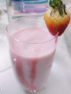 चियासीड स्ट्रॉबेरी शेक(chia seed strawberry shake recipe in hindi) रेसिपी मुख्य फोटो