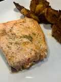 Salmón al horno con mantequilla y eneldo