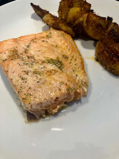 Una foto de Salmón al horno con mantequilla y eneldo