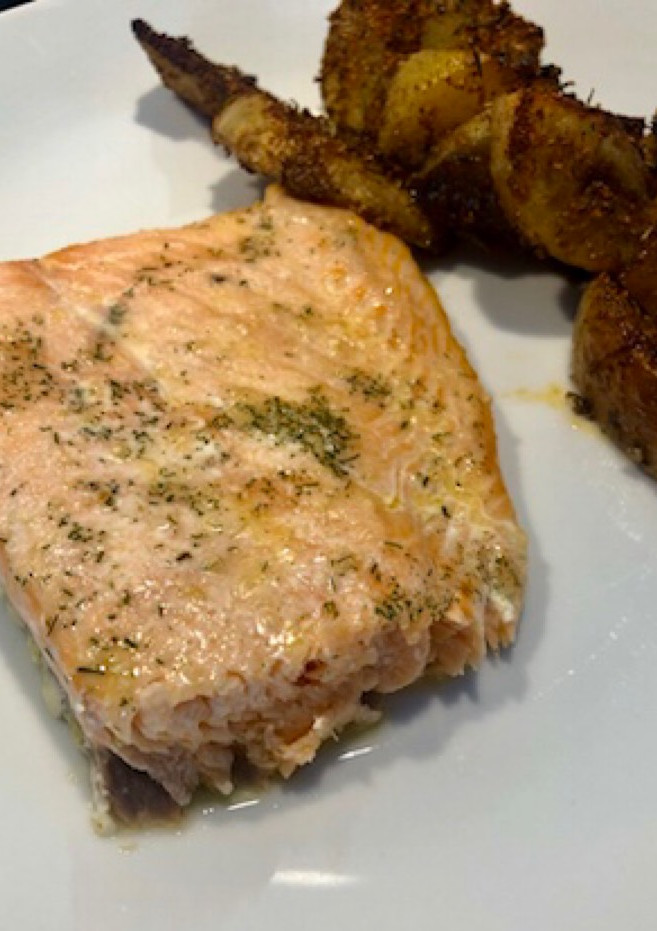 Una foto de Salmón al horno con mantequilla y eneldo