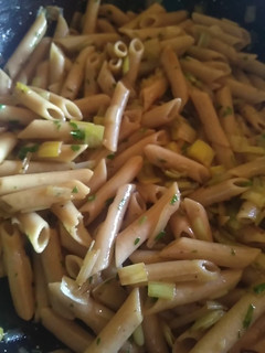 Una foto de Macarrones integrales con ajo y perejil