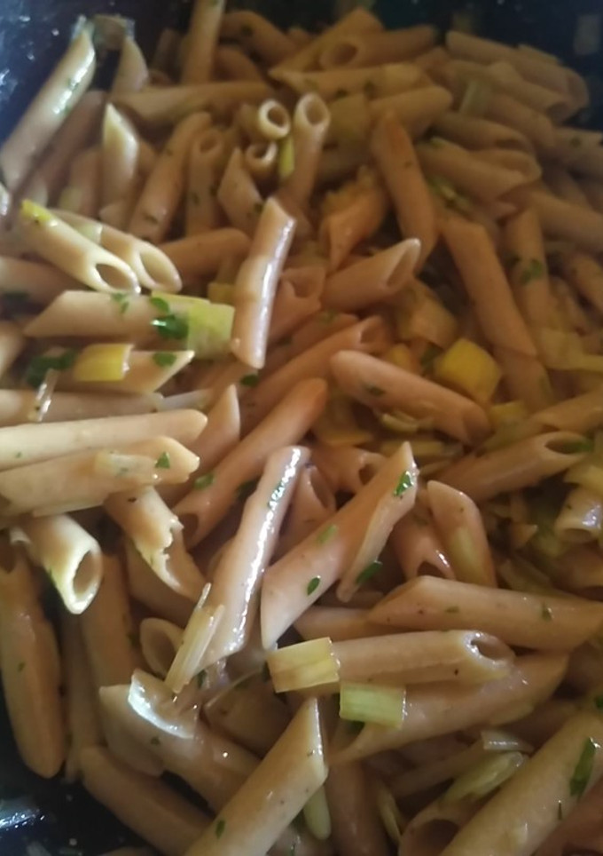 Una foto de Macarrones integrales con ajo y perejil