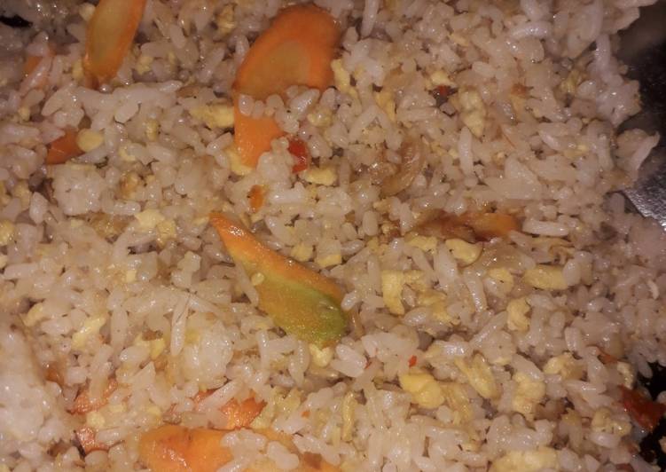 Nasi goreng udang rebon dan wortel