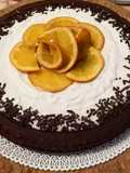 Torta morbida al cioccolato con crema al latte e arance