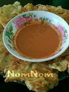 Foto resep Bakwan Jagung + Sambal Kacang ala NomNom