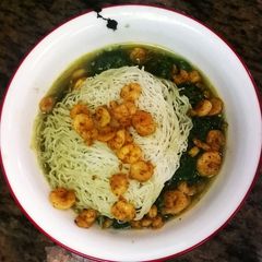 A picture of Palak Prawn and Idiyappam.