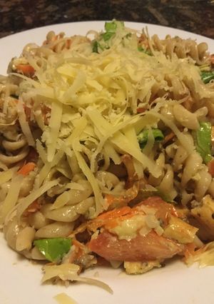 Una foto de Ensalada de lechuga y tomate con fideo integral y algo más