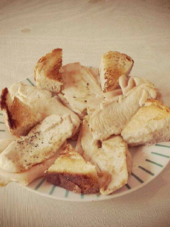 Una foto de Emparedados de pollo, queso y jamón york