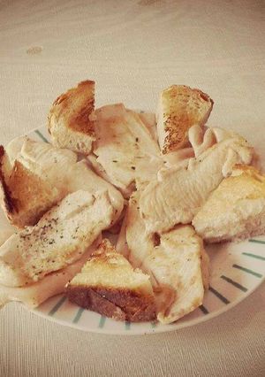 Una foto de Emparedados de pollo, queso y jamón york