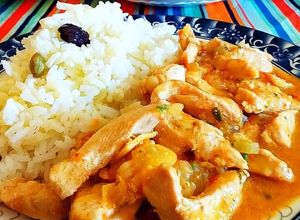 Una foto de Tiras de pollo al curry tikka en salsa de leche de coco
