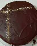 Torta helada con cobertura de chocolate