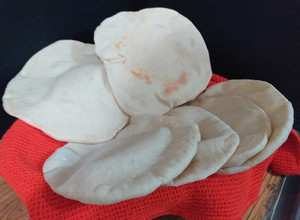 Una foto de Pan pita blanco