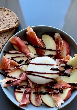 Une photo de Salade de Pêches Blanches, Burrata et Jambon Cru