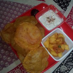 A picture of Gujrati masala puri with aloo sabji.