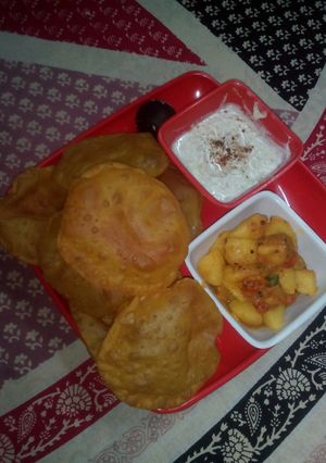 A picture of Gujrati masala puri with aloo sabji.