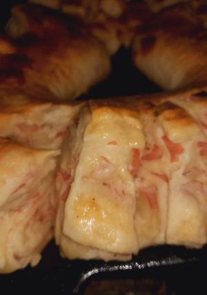 Una foto de Cremona ojaldrada de jamón y queso