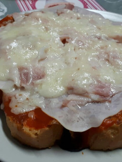 Una foto de Pizza con base de pan en la sartén