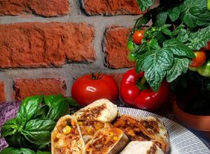 Zdjęcie przepisu Meksykańska tortilla a'la burrito z ryżem i kurczakiem.
