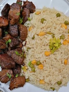 صورة لوصفة قطع لحمة صغيرة بالصويا صوص وارز بالبسلة والذره