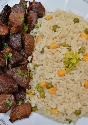 صورة لوصفة قطع لحمة صغيرة بالصويا صوص وارز بالبسلة والذره