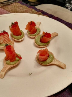 Una foto de Cucharas de pan con guacamole, trucha ahumada y huevas de trucha