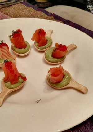 Una foto de Cucharas de pan con guacamole, trucha ahumada y huevas de trucha